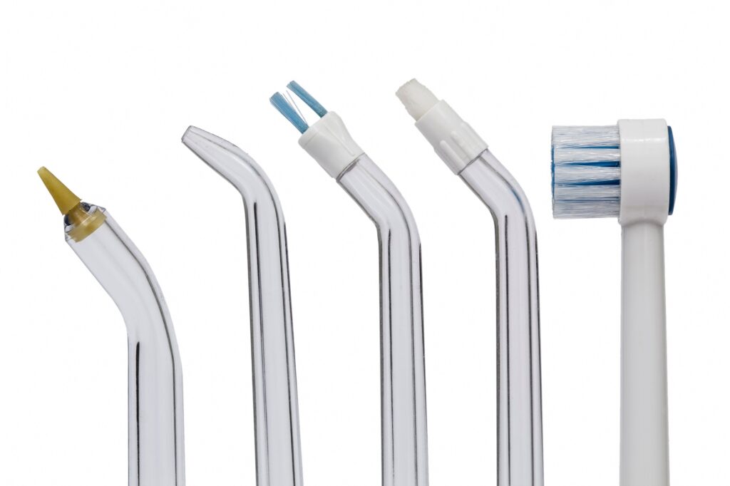 วิธีการทำความสะอาดฟันเทียม: เคล็ดลับเพื่อยืดอายุการใช้งาน Tools for dental cleaning, isolated on white background