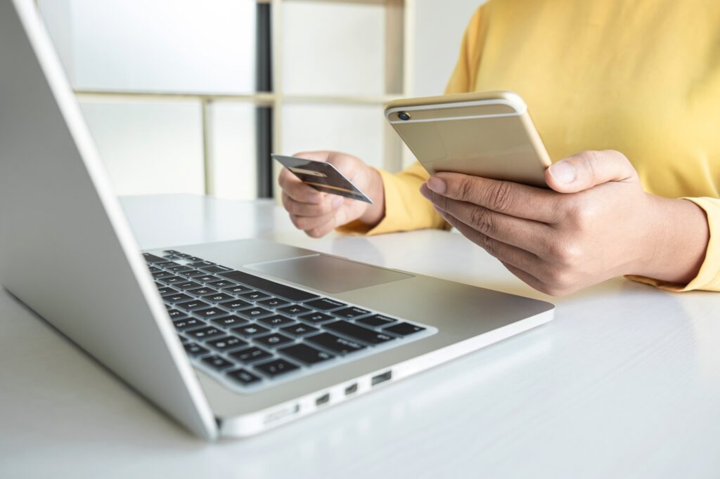 ผ่าฟันคุดใช้ประกันสังคมได้ไหม? ทุกเรื่องที่ควรรู้ก่อนเข้ารับการรักษา Woman using credit card and smartphone register security code payments online shopping