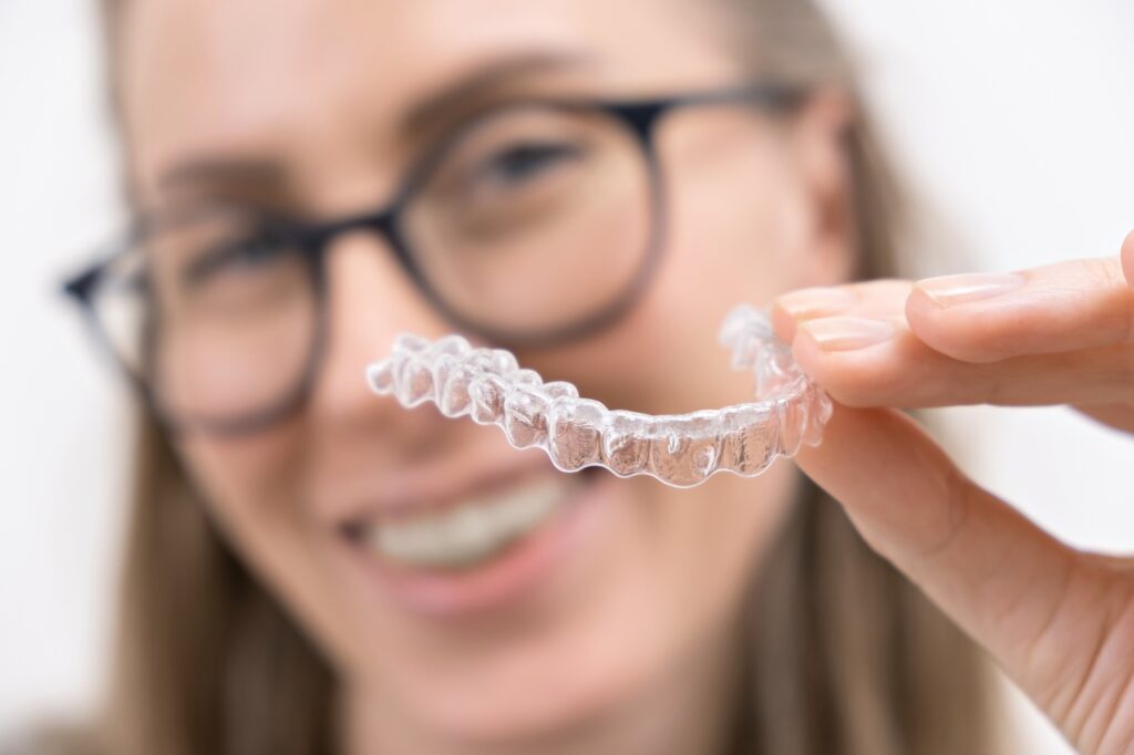 จัดฟันแบบใส (Clear Aligners – Invisalign)